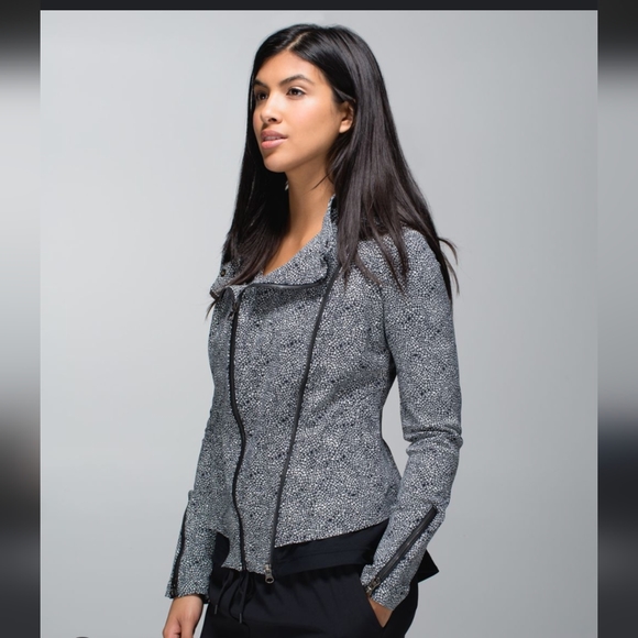 Lululemon Bust a Move Plush Petal Floral Black White Zip Jacket - Picture 8 of 8